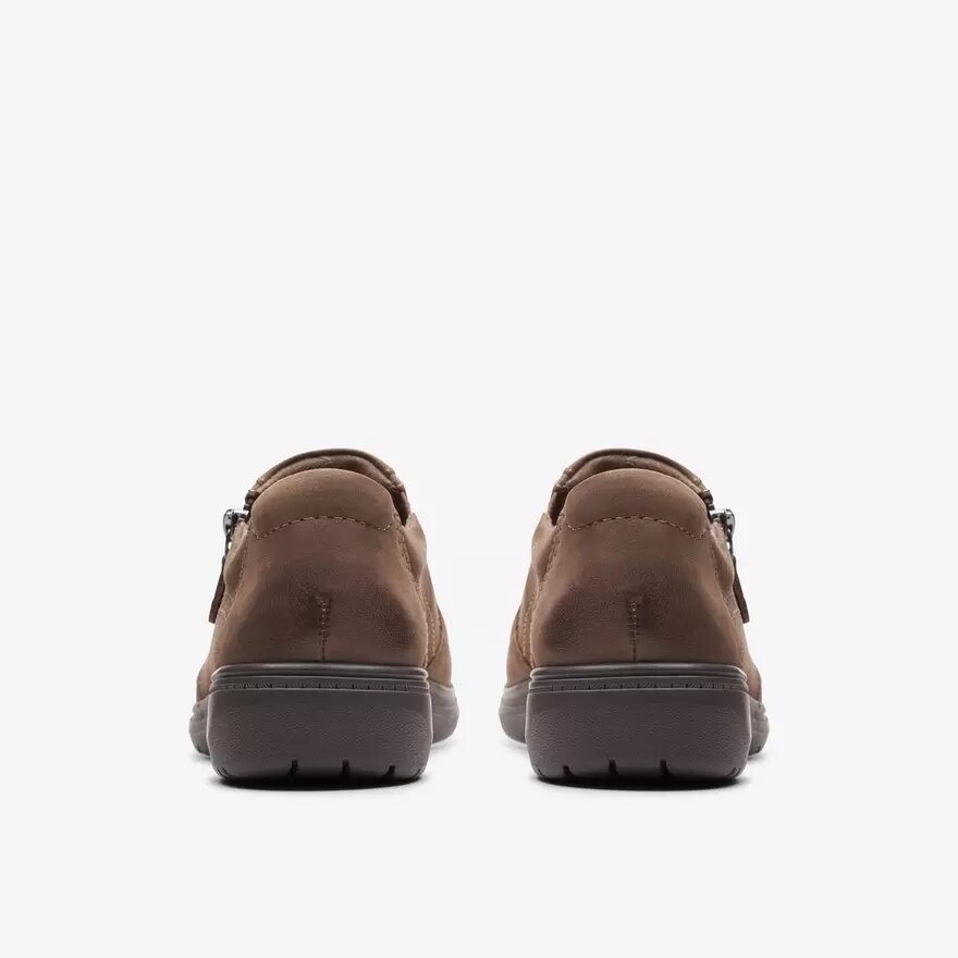 Carleigh Ray slip-ons för dam i taupe nubuck Carleigh Ray slip-ons för dam i taupe nubuck