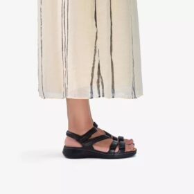 Cecily Mix – svarta platta sandaler i kombination för damer