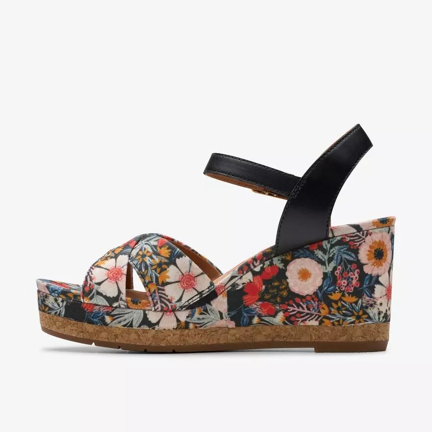Chicly Floral – svarta kilklackar med blommönster för damer Chicly Floral – svarta kilklackar med blommönster för damer