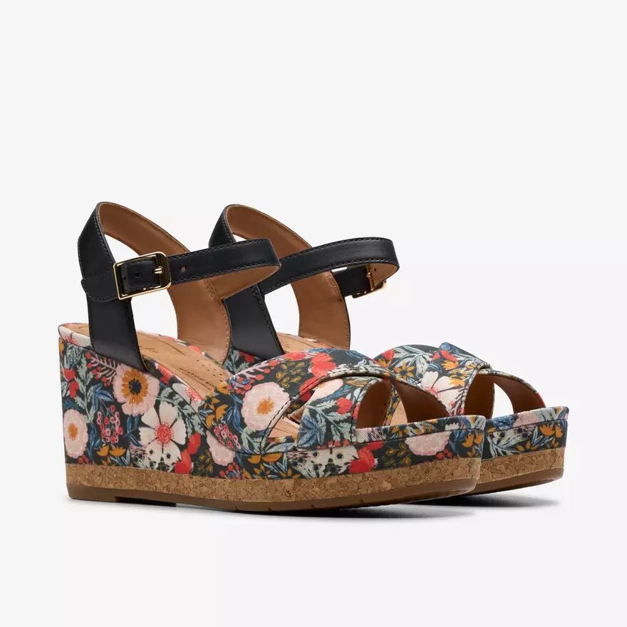 Chicly Floral – svarta kilklackar med blommönster för damer Chicly Floral – svarta kilklackar med blommönster för damer