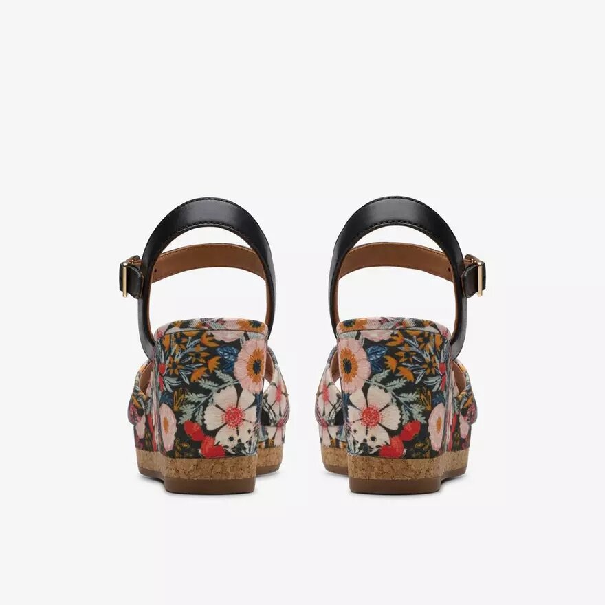 Chicly Floral – svarta kilklackar med blommönster för damer Chicly Floral – svarta kilklackar med blommönster för damer