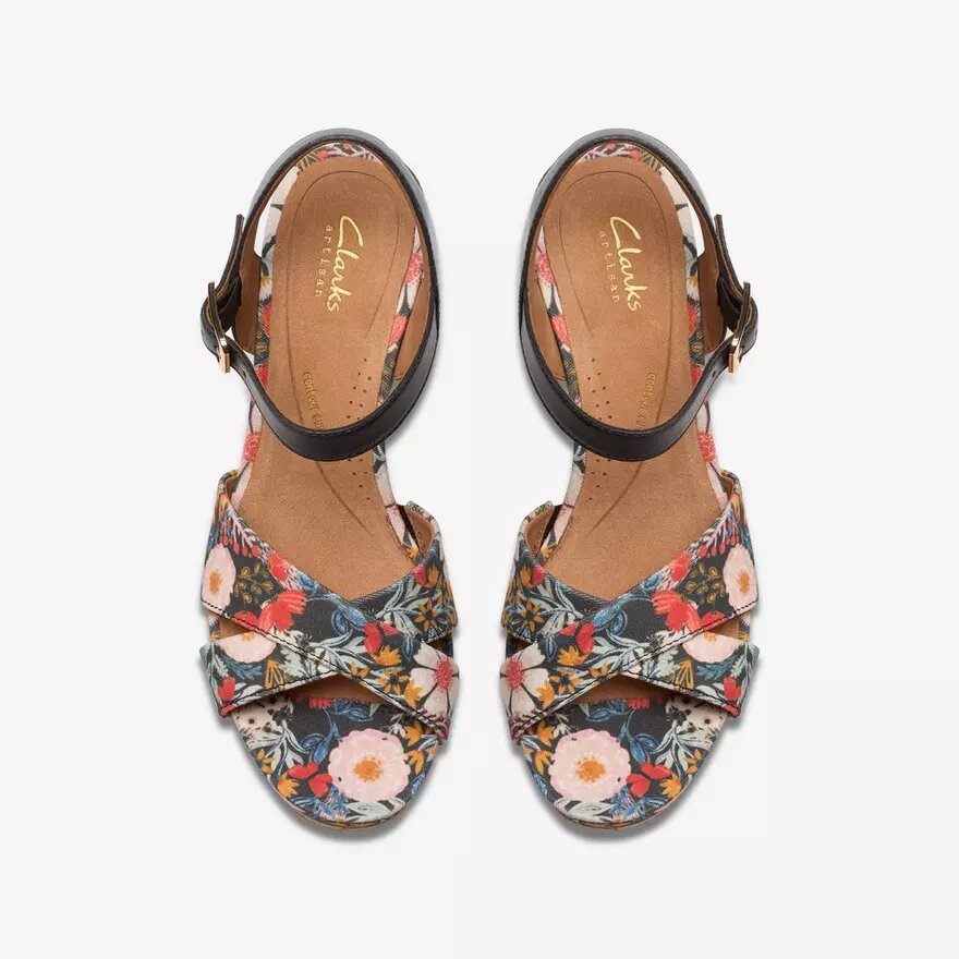 Chicly Floral – svarta kilklackar med blommönster för damer Chicly Floral – svarta kilklackar med blommönster för damer