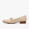Juliet Mia – slip-ons i krämfärgat läder för damer Juliet Mia – slip-ons i krämfärgat läder för damer