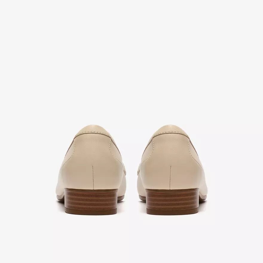 Juliet Mia – slip-ons i krämfärgat läder för damer Juliet Mia – slip-ons i krämfärgat läder för damer