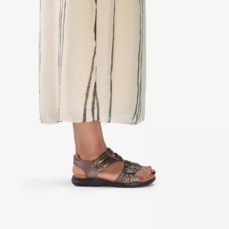 Kitly Ave-platta sandaler i bronsfärgat läder för damer Kitly Ave-platta sandaler i bronsfärgat läder för damer