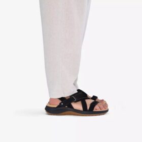 Maelynn Gem – svarta platta sandaler i nubuck för damer