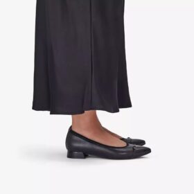 Natalyn, slip-ons i mörkblått läder för damer