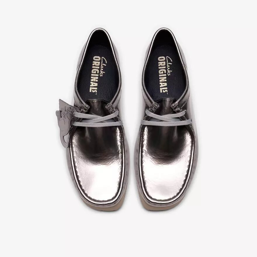 Wallabee 2604 för damer i silverlack Wallabee 2604 för damer i silverlack