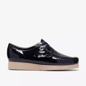 Wallabee 2604 Navy i lackläder för herr