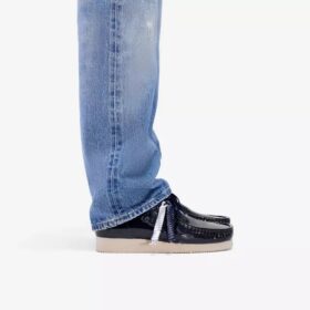 Wallabee 2604 Navy i lackläder för herr