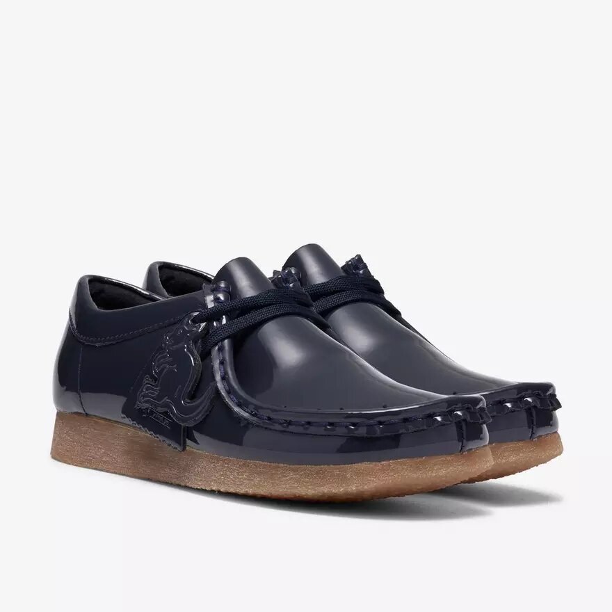 Wallabee Big Kid för pojkar, marinblå lackade Wallabees Wallabee Big Kid för pojkar, marinblå lackade Wallabees