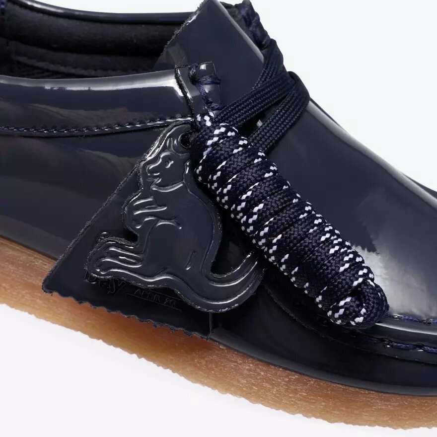Wallabee Big Kid för pojkar, marinblå lackade Wallabees Wallabee Big Kid för pojkar, marinblå lackade Wallabees